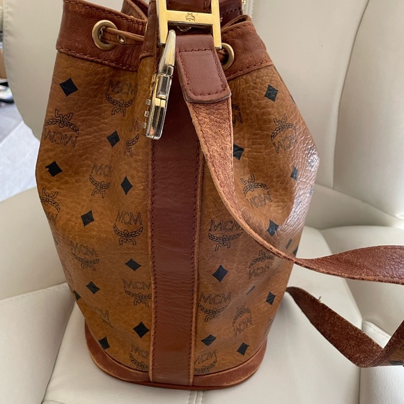 MCM bucket bag 🖤 - Picture 5 of 9